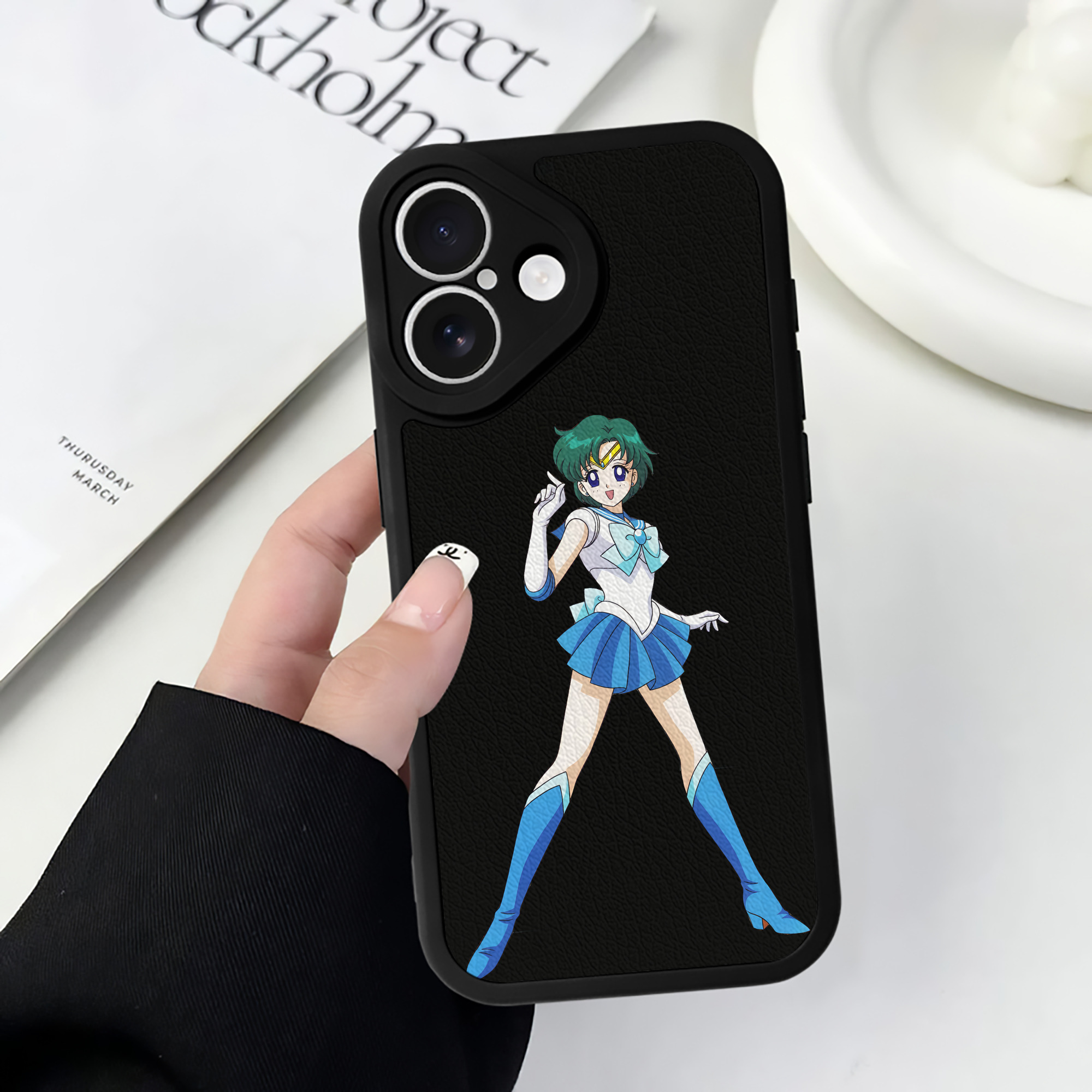 （画像用） 美少女戦士セーラームーン 海王 みちる（かいおう みちる） Sailor Moon Kaiou Michiru 【iPhone 16シリーズ対応】シリコンスマホケース（レザー調） 材質：シリコン